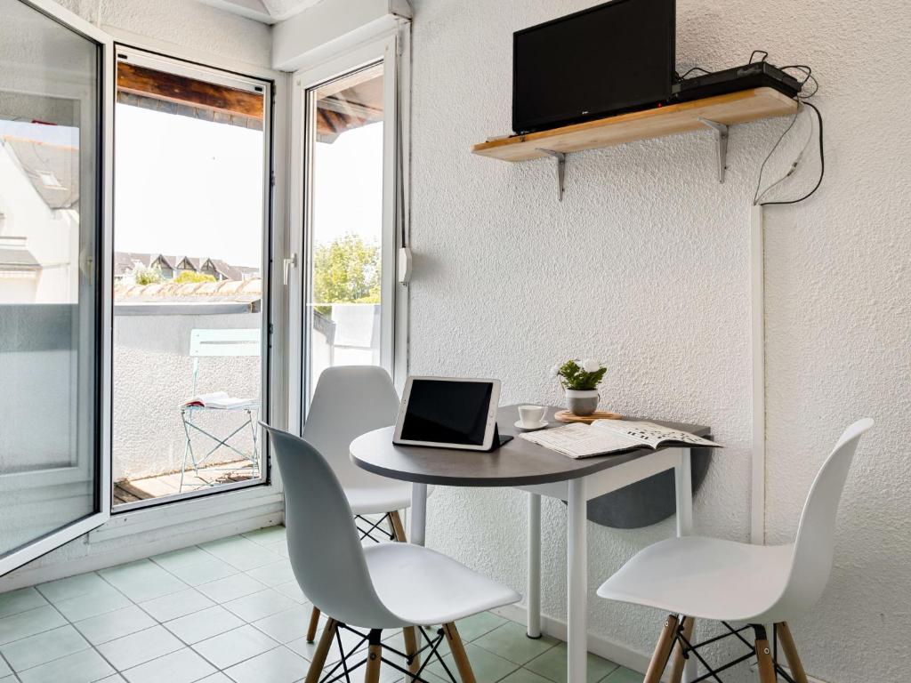 une chambre avec une table, un ordinateur portable et des chaises dans l'établissement Studio Maison Port En Dro-4 by Interhome, à Carnac