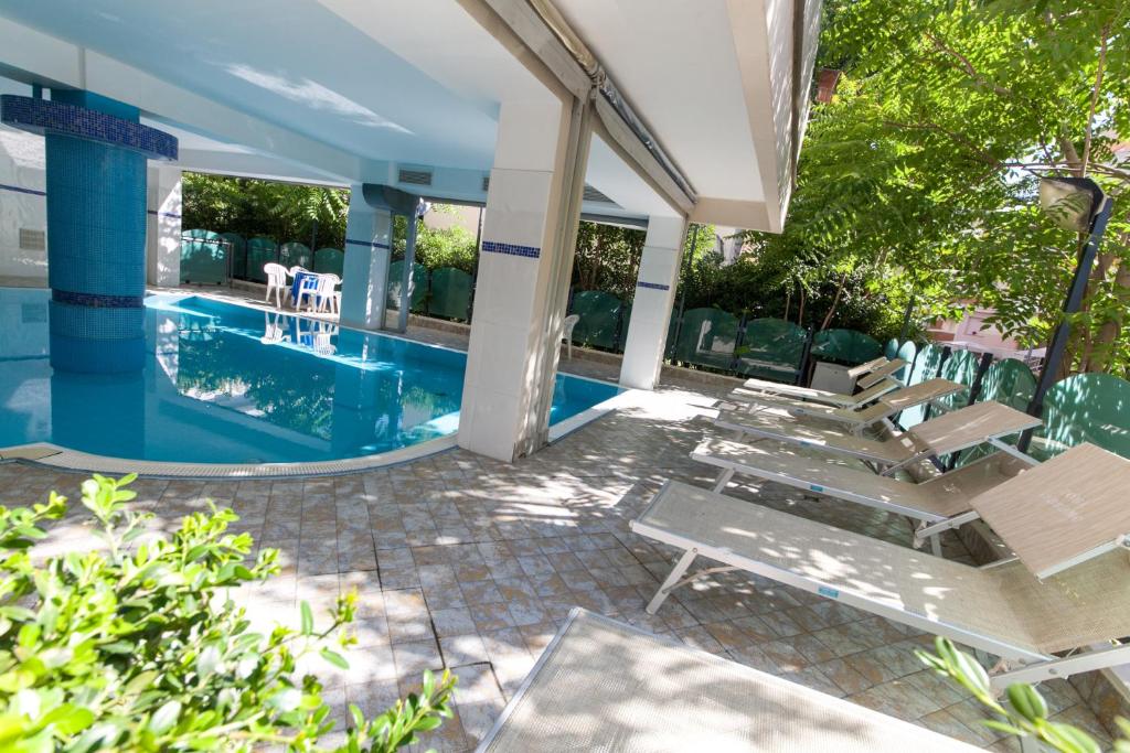 Bazén v ubytování Hotel Gabbiano nebo v jeho okolí