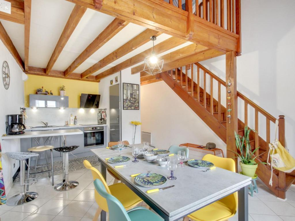 une cuisine et une salle à manger avec une table et des chaises dans l'établissement Apartment Emeuraude by Interhome, à Saint-Malo