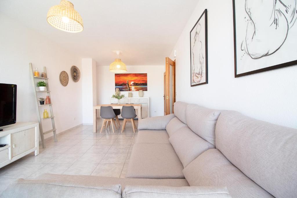 sala de estar con sofá y mesa en Global Properties, Bonito apartamento en la playa de Corinto, Sagunto, en Sagunto