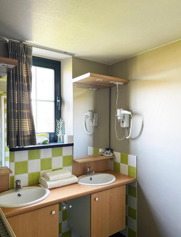Kuchyň nebo kuchyňský kout v ubytování Hotel het Elsland