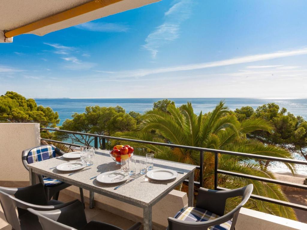 una mesa en un balcón con vistas al océano en Apartment Meridiano by Interhome, en Miami Platja