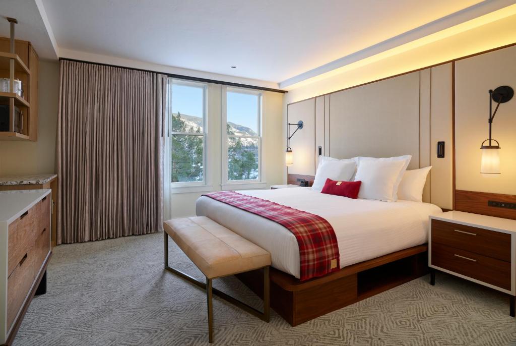 Postel nebo postele na pokoji v ubytování Limelight Hotel Aspen