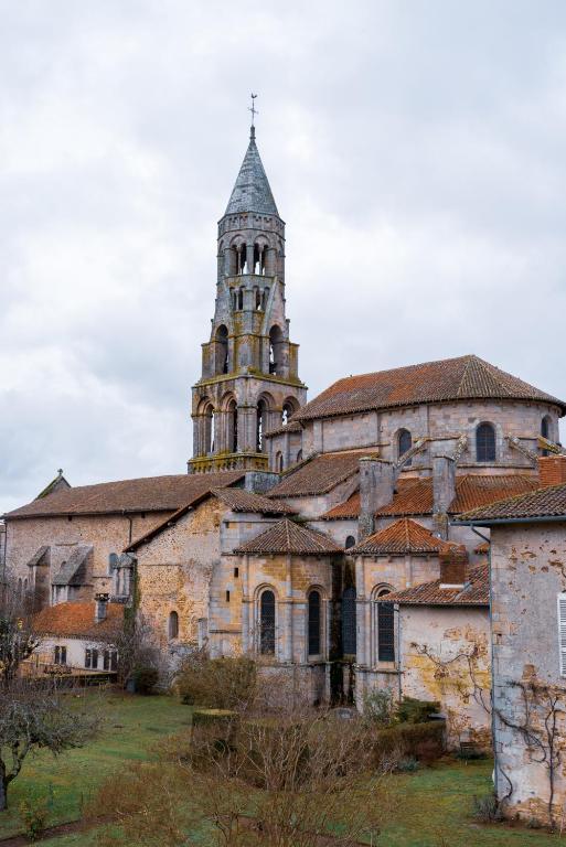un vieux bâtiment avec une tour et une église dans l'établissement chambre d hôte 