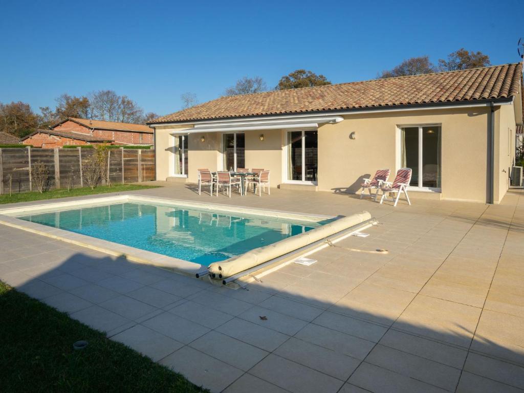 Πισίνα στο ή κοντά στο Holiday Home Philibert by Interhome