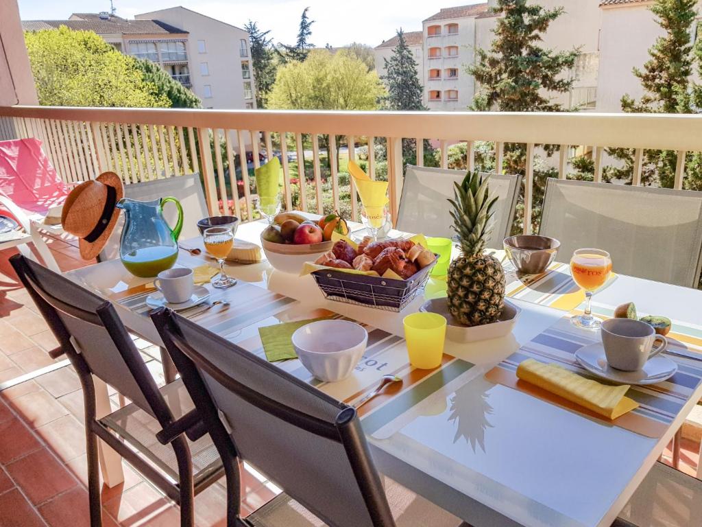 - une table avec un bol de fruits sur le balcon dans l'établissement Apartment Domaine du Préconil by Interhome, à Sainte-Maxime
