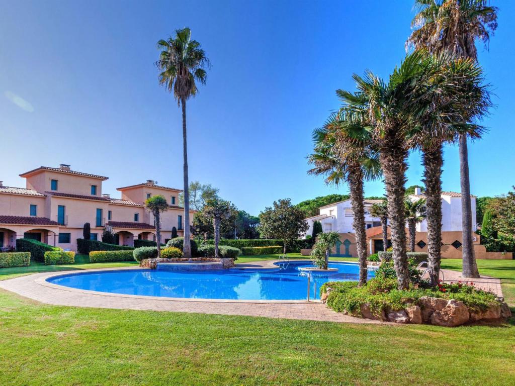 Villa con palmeras y piscina en Apartment Port Pals A I by Interhome, en Pals