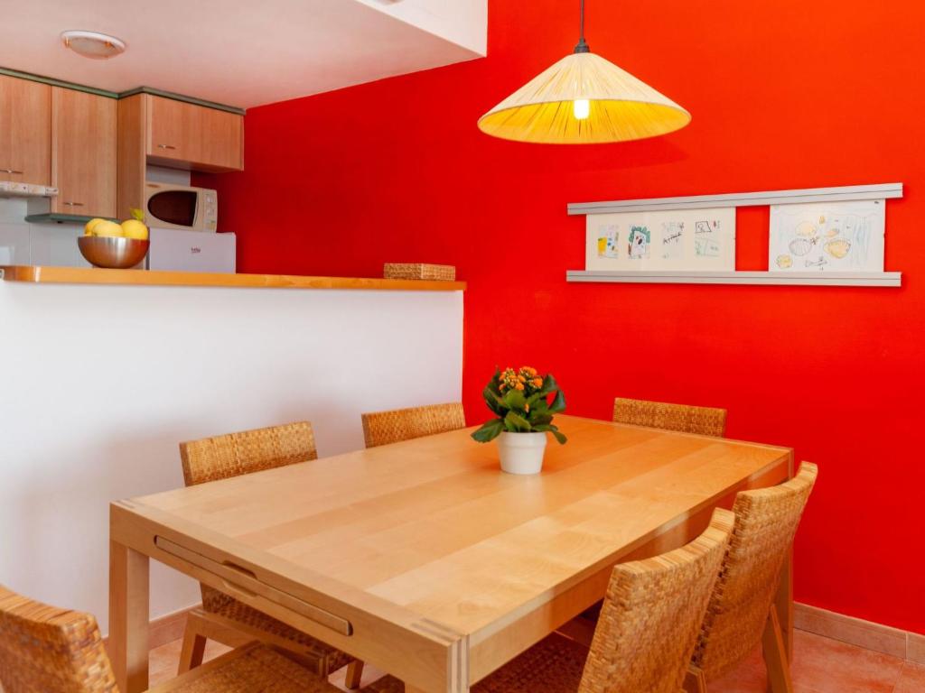 Kuchyň nebo kuchyňský kout v ubytování Apartment Port Pals B II by Interhome