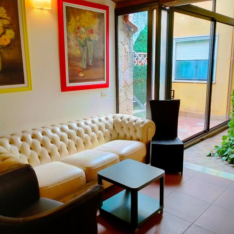 A seating area at Terra del Sole Vittoria