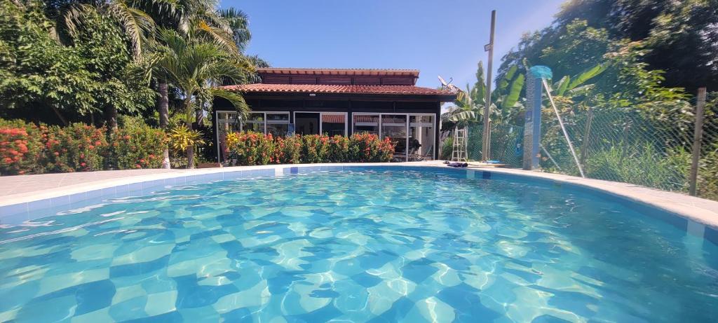 una piscina frente a una casa en Indigo Palomino Beautiful House en Palomino