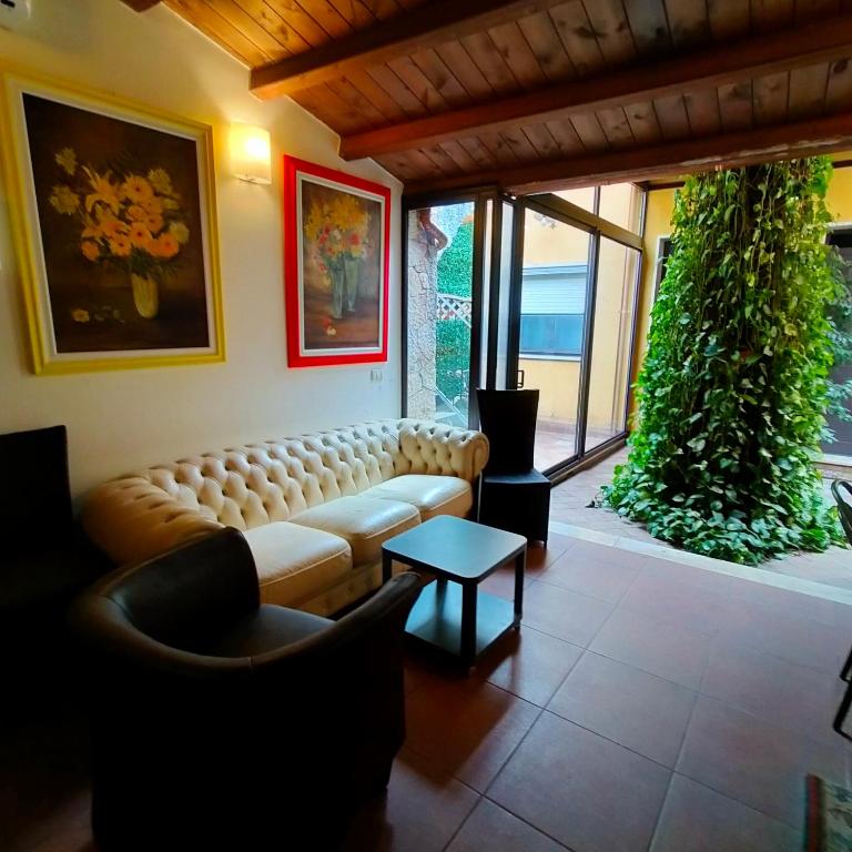 A seating area at Terra del Sole Vittoria