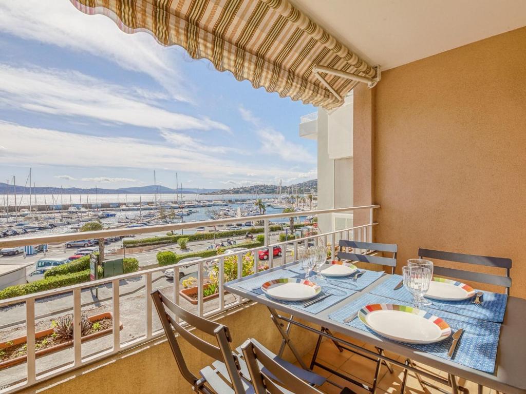 une salle à manger avec une table et des chaises et un balcon dans l'établissement Apartment Les Mimosas by Interhome, à Sainte-Maxime