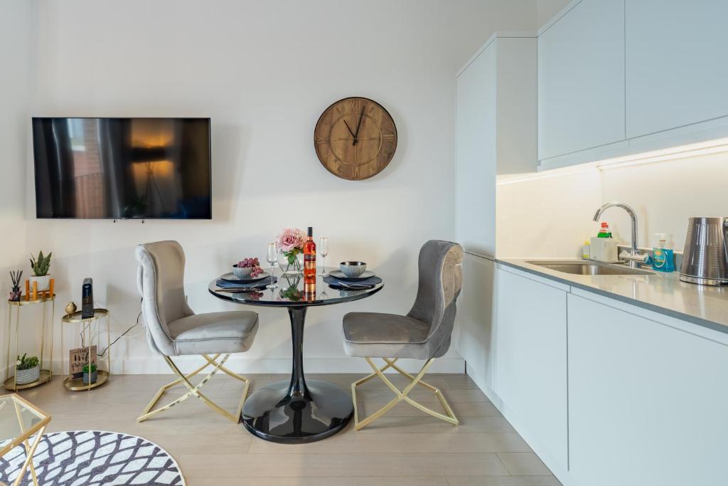 LillyRose Serviced Apartments - St Albans City Centre, Parking - Deluxe Apartment