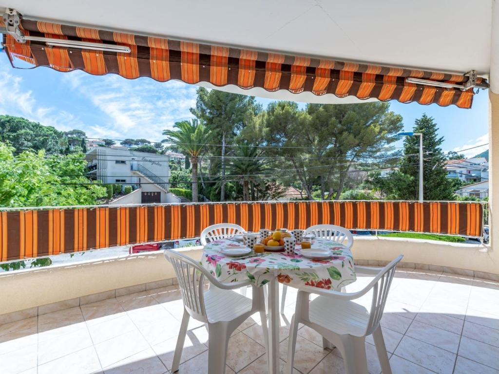 une table et des chaises sur un balcon avec vue dans l'établissement Apartment Porto di Mar-15 by Interhome, à Cavalaire-sur-Mer