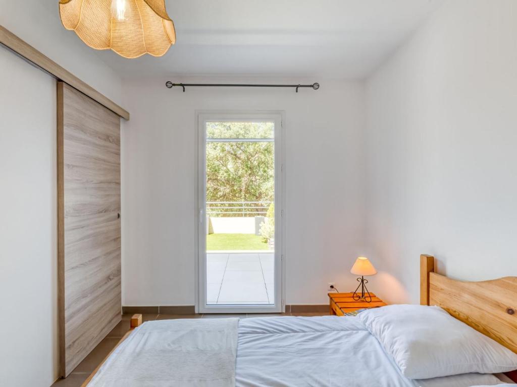 Una cama o camas en una habitaci&oacute;n de Apartment Le Hameau des Pins by Interhome