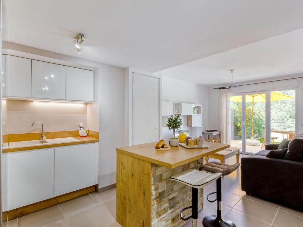 Una cocina o cocineta en Apartment Le Hameau des Pins by Interhome