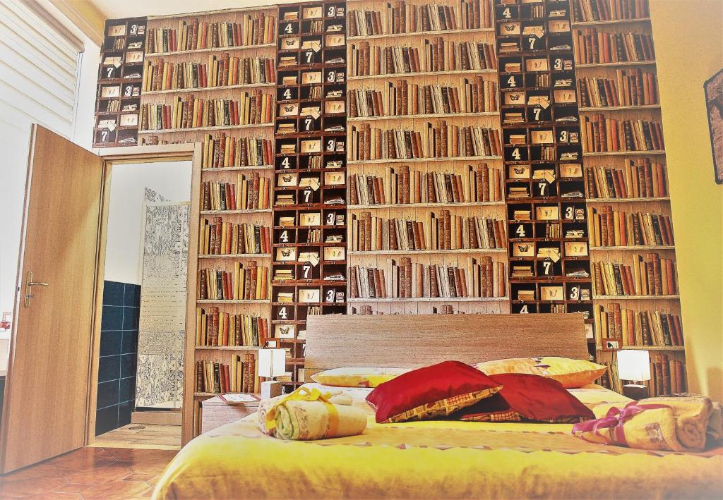拿坡里的住宿－Non ci resta che Napoli，一间卧室配有一张床和一堵书墙