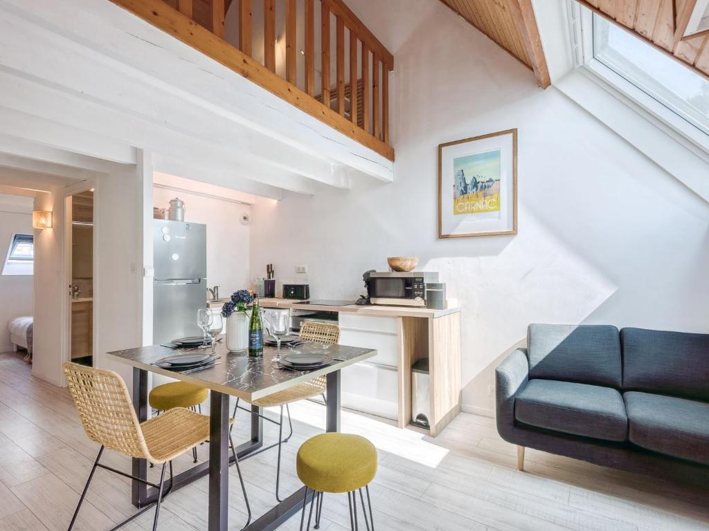 une cuisine et un salon avec une table et un canapé dans l'établissement Apartment Les Druides-2 by Interhome, à Carnac