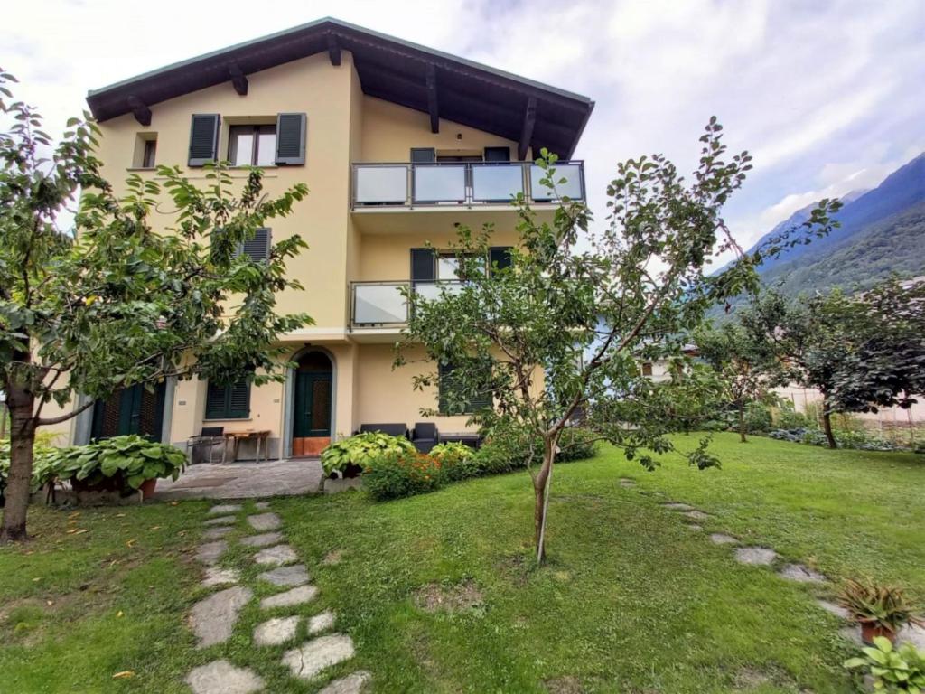 una casa con un patio verde delante de ella en Apartment Stelvio by Interhome, en Grosotto
