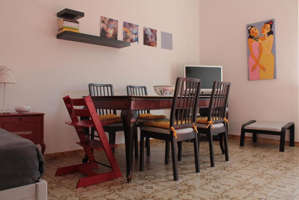uma sala de jantar com mesa e cadeiras em Appartamento Liberazione - 5 Terre Region em Moneglia