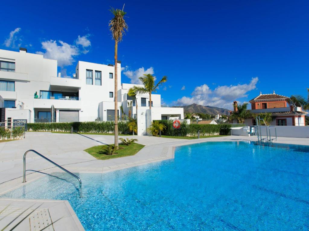 Bazén v ubytovaní Holiday Home Royal Palm by Interhome alebo v jeho blízkosti