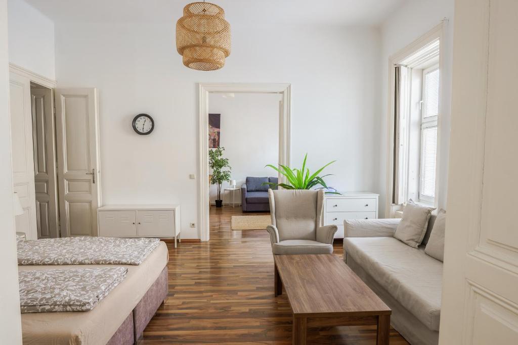 a living room with a couch and a table at Central Living Apartments - Unteres Belvedere in Vienna