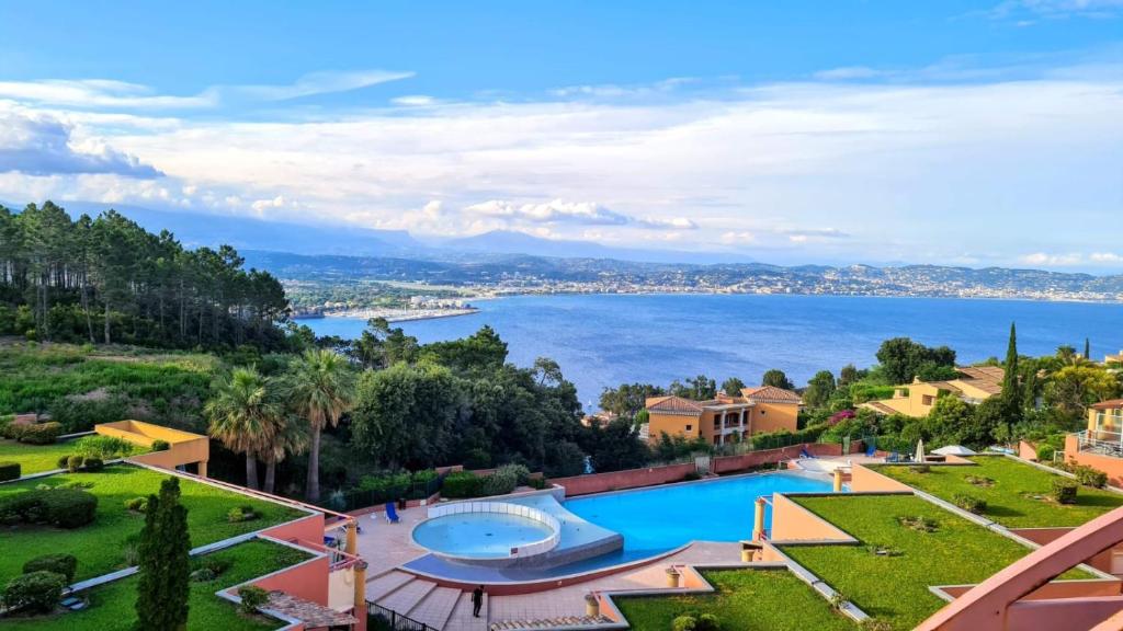 vista sul lago da un resort di Vue mer et sur la baie de Cannes piscine 450m2 randonnée VTT au pied de l Esterel a Théoule-sur-Mer