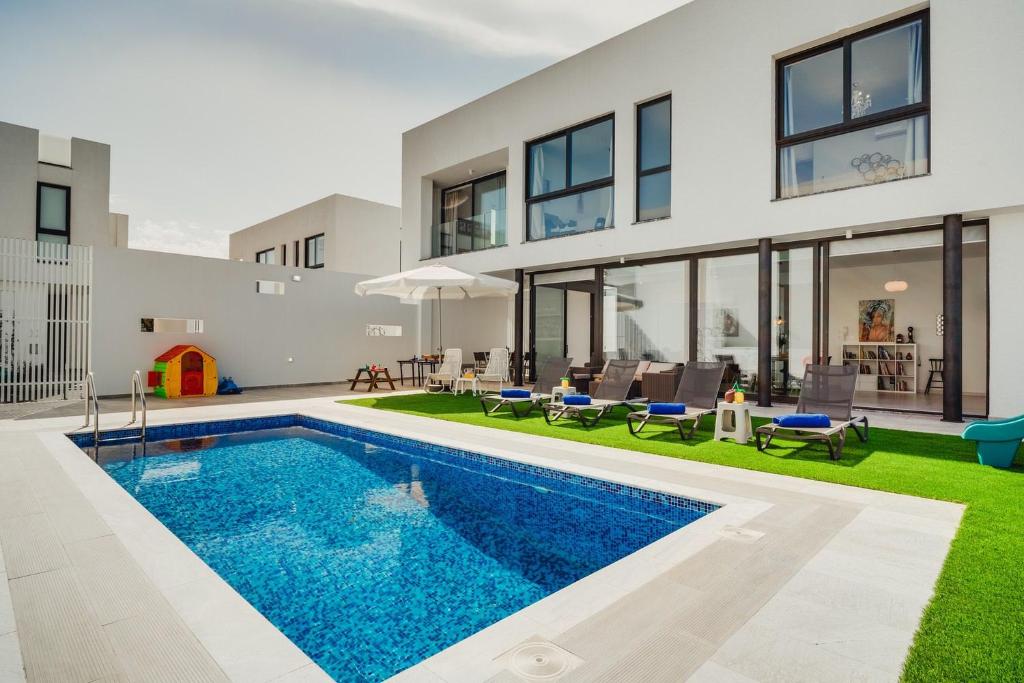 Bazén v ubytování SunnyVillas 4BR New Villa Private Pool in Pernera nebo v jeho okolí