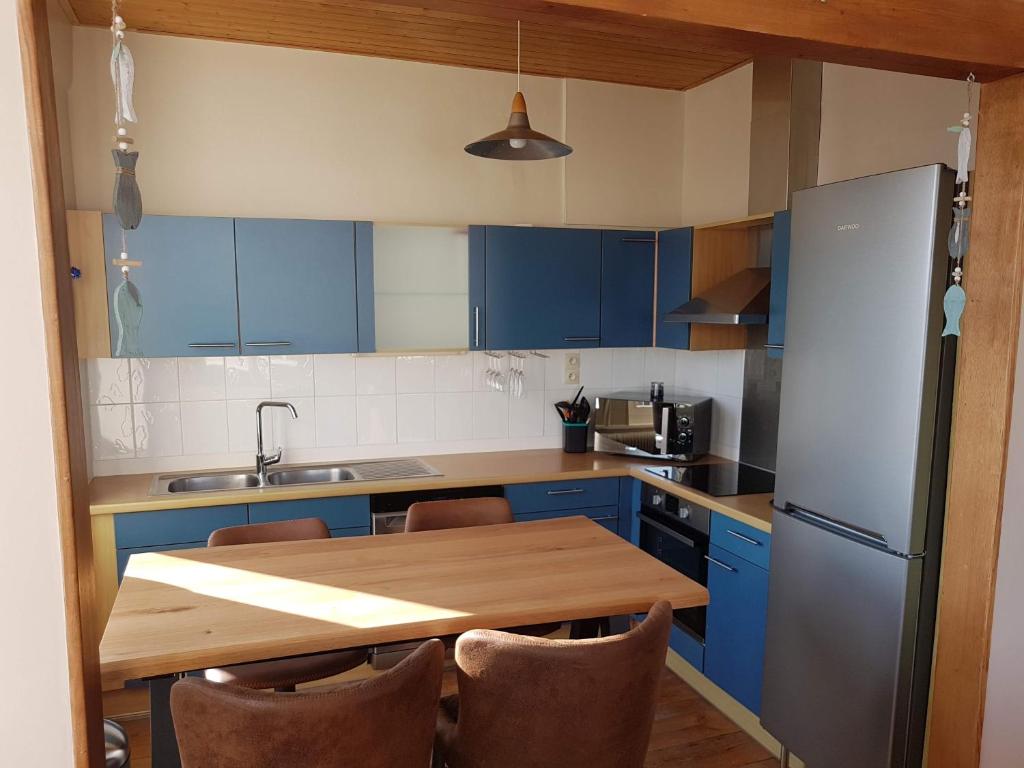Cuisine ou kitchenette dans l'établissement Apt 6 pers. Duplex vue mer avec charme de l'ancien