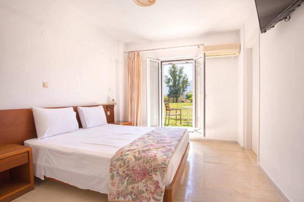 Postel nebo postele na pokoji v ubytování Sami Beach Hotel