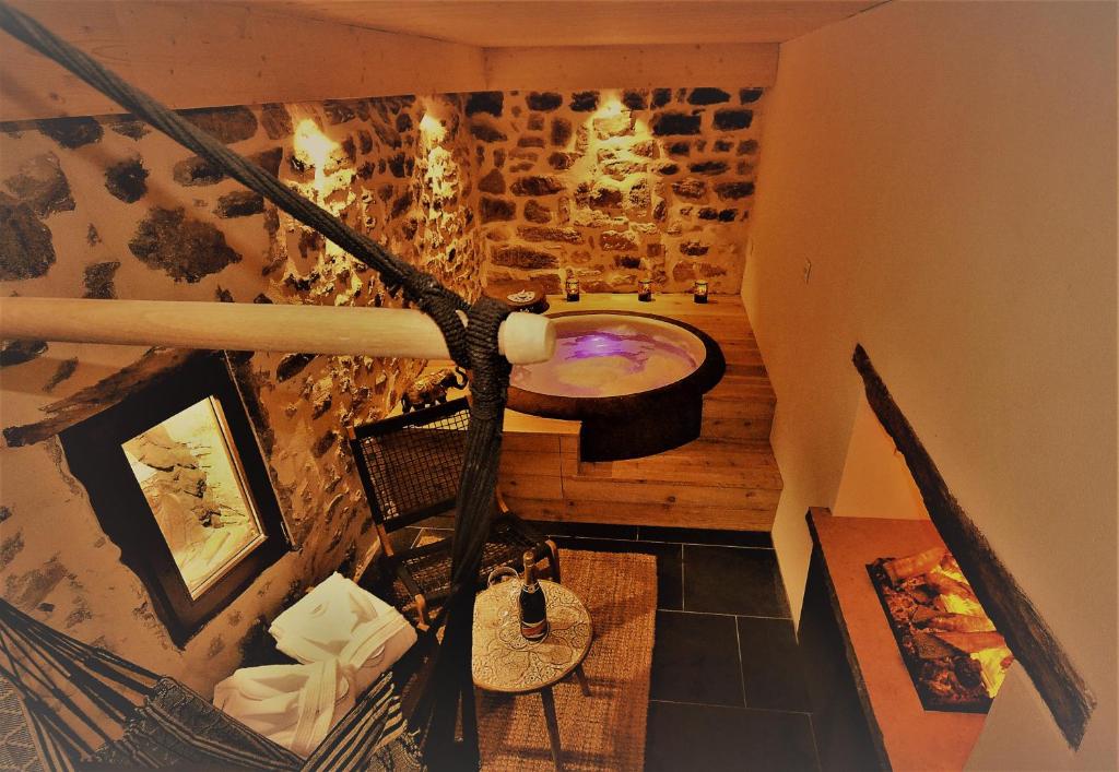 an overhead view of a bathroom with a tub in a room at Au Vingtain - Appartement & Spa atypique in Brindas