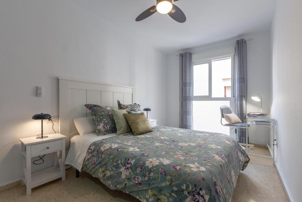 Posteľ alebo postele v izbe v ubytovaní Luminoso apartamento de dos habitaciones con terraza y parking en el centro