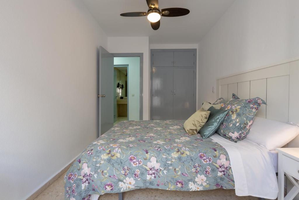 Posteľ alebo postele v izbe v ubytovaní Luminoso apartamento de dos habitaciones con terraza y parking en el centro