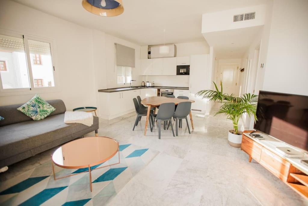 Contemporary Apartment across Marbella Club Hotel i Marbella ...