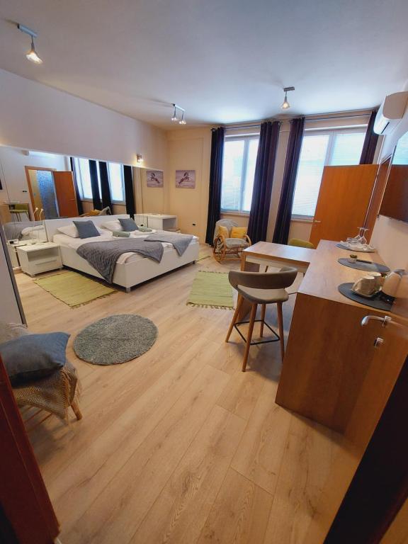 duży salon z łóżkiem i biurkiem w obiekcie Room and Apartments Antea w Rovinj
