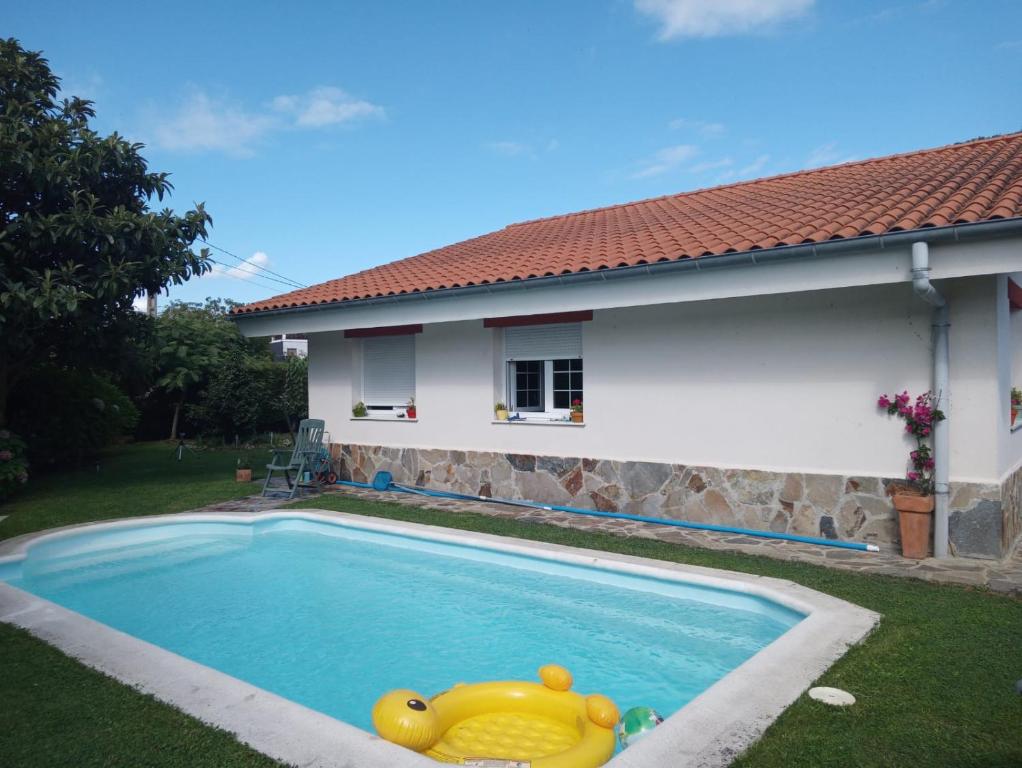 een zwembad met een rubberen eend in de tuin bij chalet, kuki in Ribas