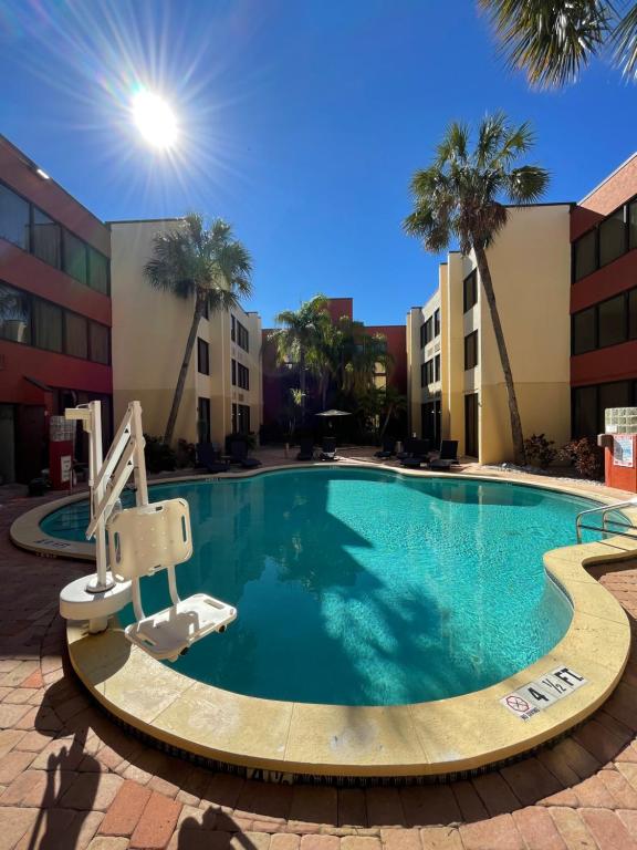 ein Schwimmbad in der Mitte eines Gebäudes in der Unterkunft Tropical Palms Hotel in Clearwater