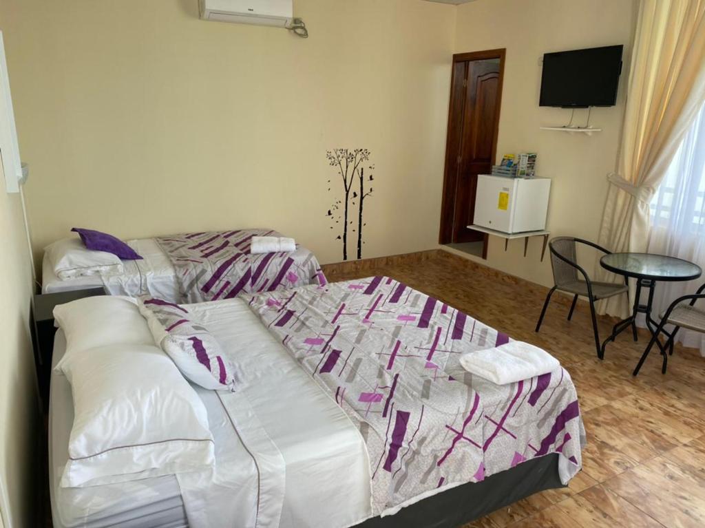 Postel nebo postele na pokoji v ubytování Hotel Las Palmas