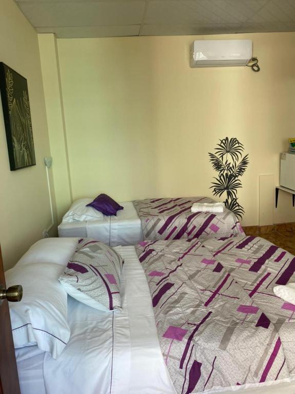 Postel nebo postele na pokoji v ubytování Hotel Las Palmas