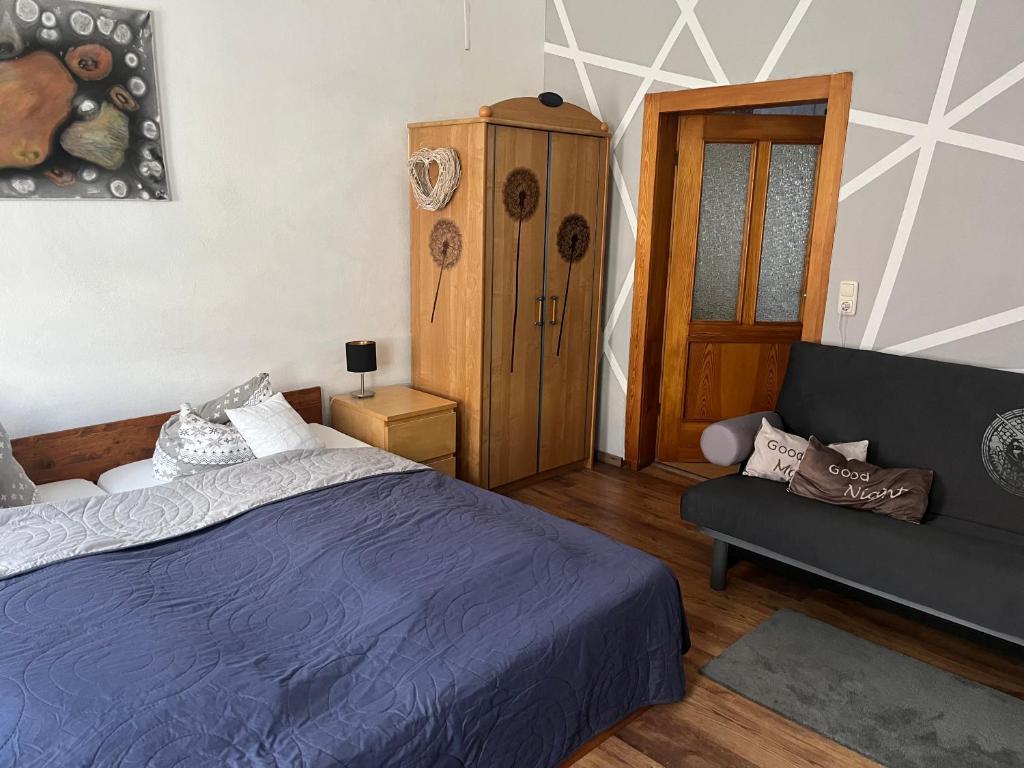 Giường trong phòng chung tại Delux Ferienwohnung Kunstgalerie und Ilmradweg