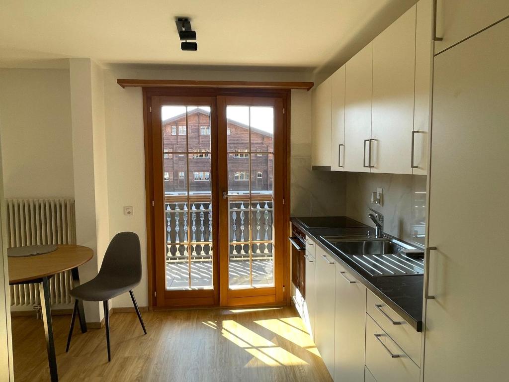 Kuchyň nebo kuchyňský kout v ubytování Appartement 53m2 rénové dans un chalet au coeur de Charmey avec vue sur les montagnes