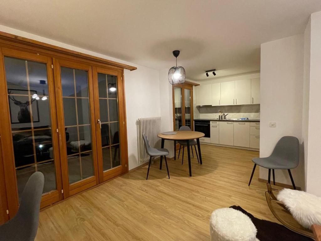 Kuchyň nebo kuchyňský kout v ubytování Appartement 53m2 rénové dans un chalet au coeur de Charmey avec vue sur les montagnes