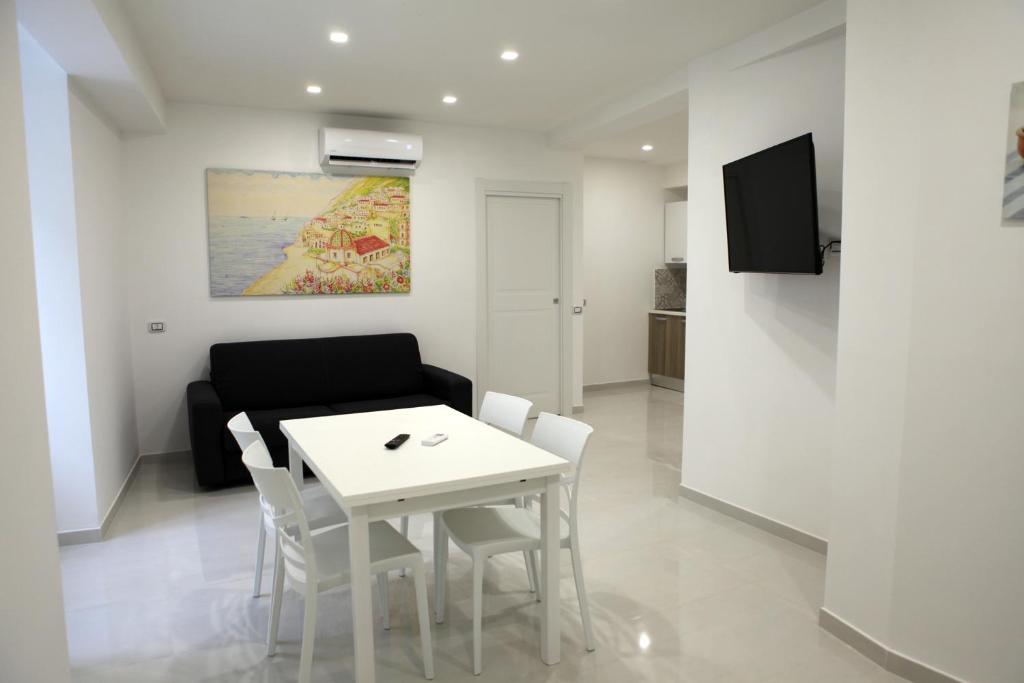 TV a/nebo společenská místnost v ubytování Aretusa Resort Amalfi Coast