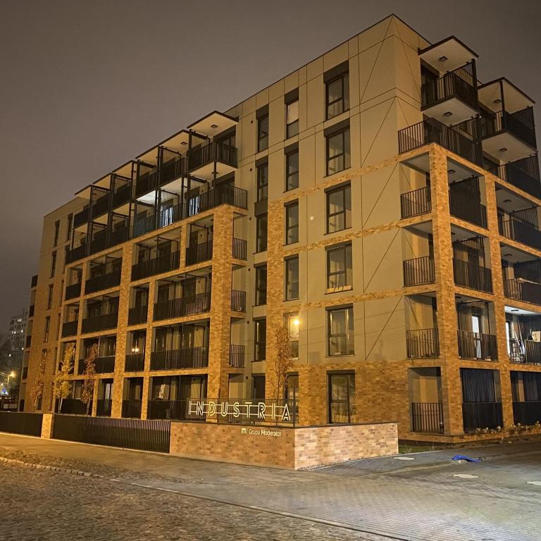 duży apartamentowiec w nocy w obiekcie Dream Team Industria w Bydgoszczy