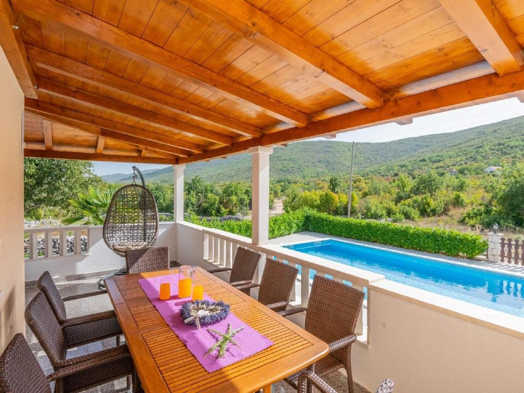 Bazén v ubytovaní Villa Secret Beauty with Saltwater Pool alebo v jeho blízkosti
