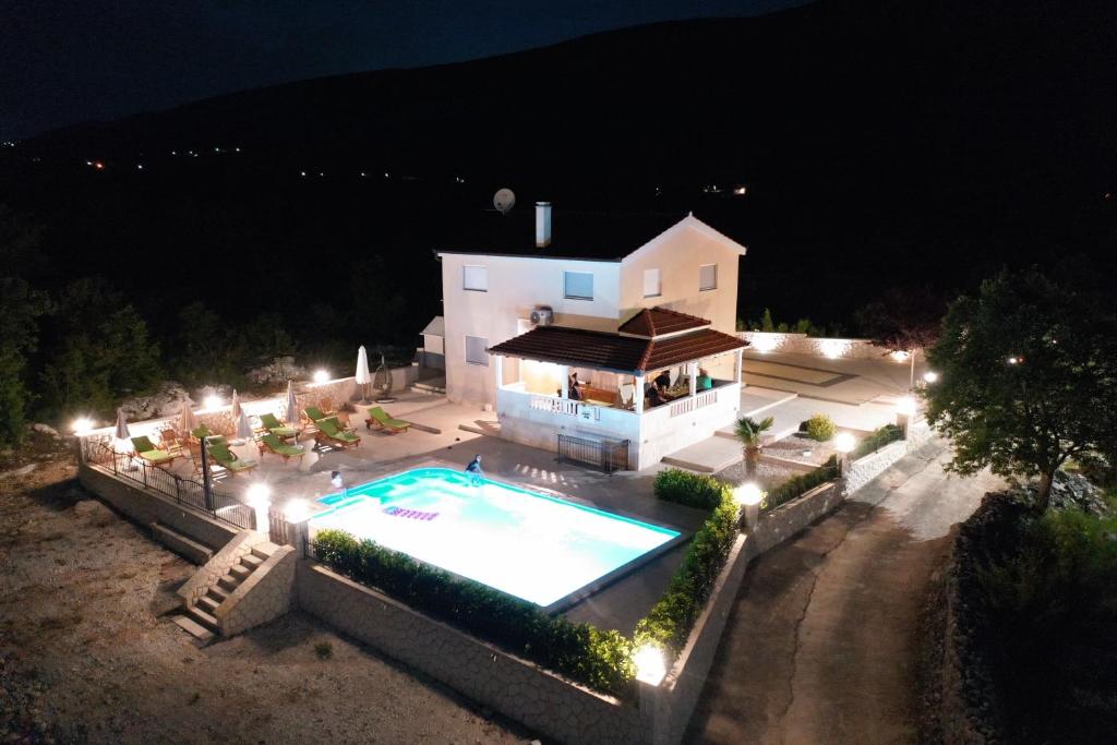 Bazén v ubytovaní Villa Secret Beauty with Saltwater Pool alebo v jeho blízkosti
