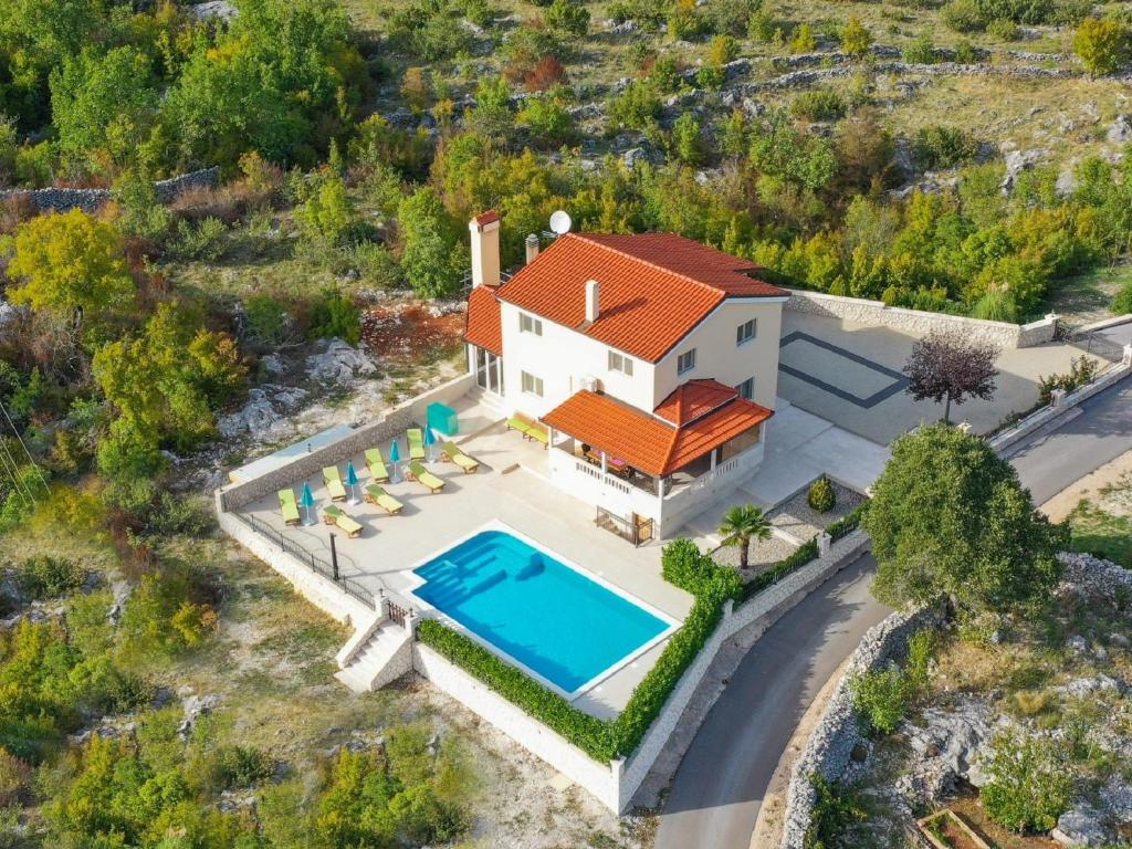 Bazén v ubytovaní Villa Secret Beauty with Saltwater Pool alebo v jeho blízkosti