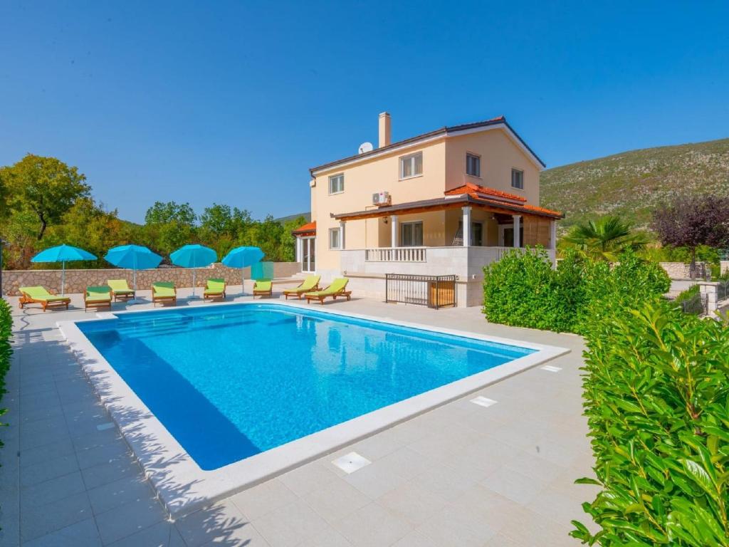Bazén v ubytovaní Villa Secret Beauty with Saltwater Pool alebo v jeho blízkosti
