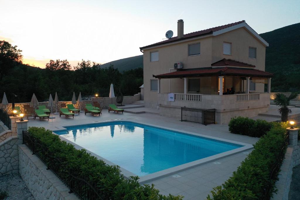 Bazén v ubytovaní Villa Secret Beauty with Saltwater Pool alebo v jeho blízkosti