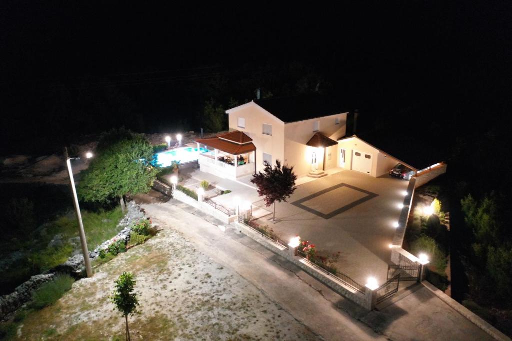 Budova, v ktorej sa vila nachádza